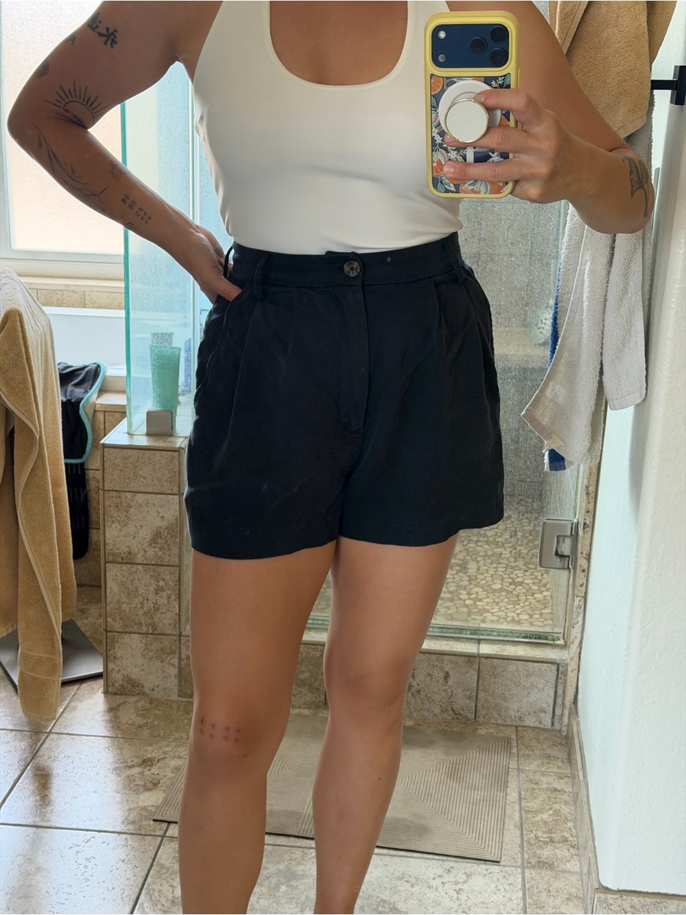 Women’s Reformation Black High-Waist Pleated Shorts